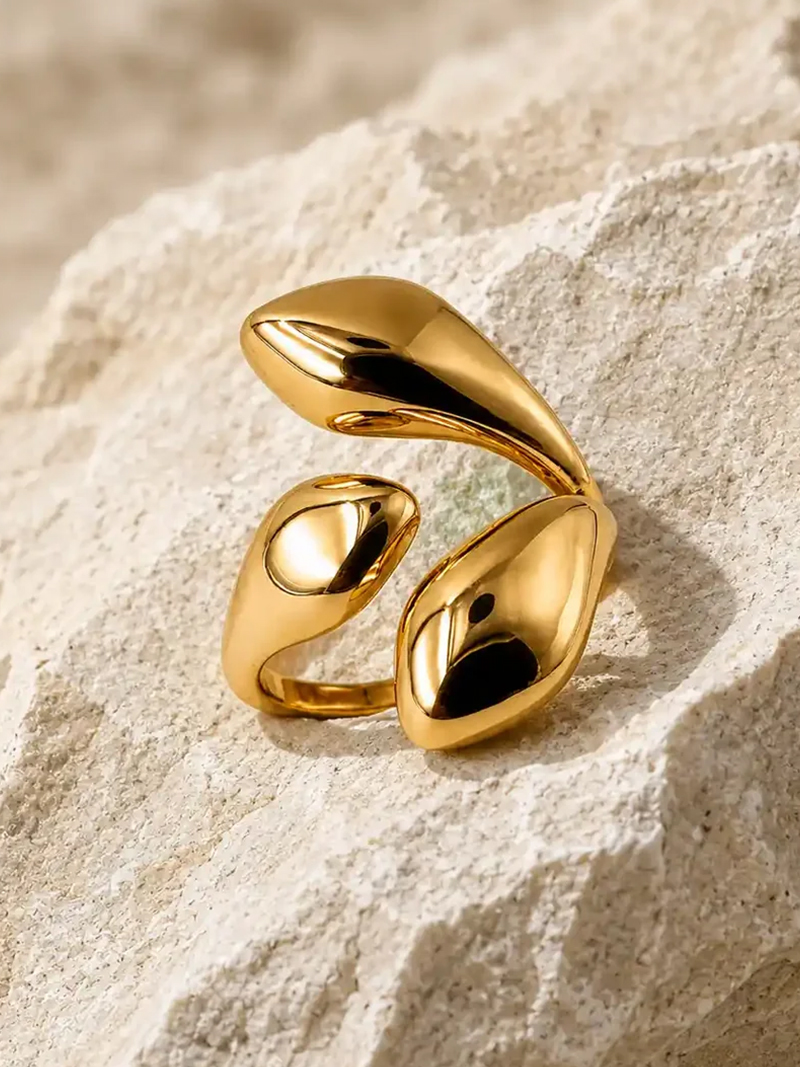 Bague ouverte sculpturale à trois gouttes dorées (style organique/asymétrique)