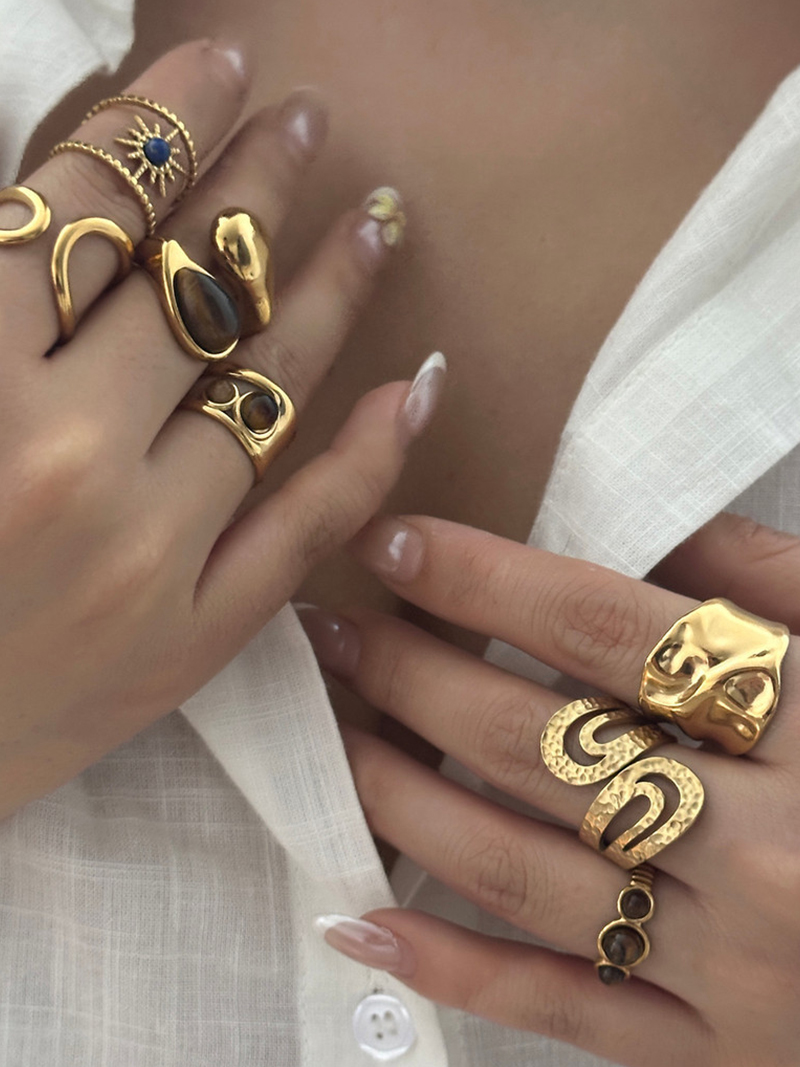 Bague ouverte combinant une goutte d'or et une gemme cabochon fumée/œil de tigre – Image 3