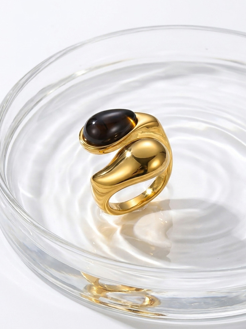 Bague ouverte combinant une goutte d'or et une gemme cabochon fumée/œil de tigre