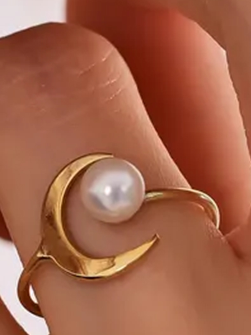 Bague fine croissant de lune enserrant une perle nacrée blanche