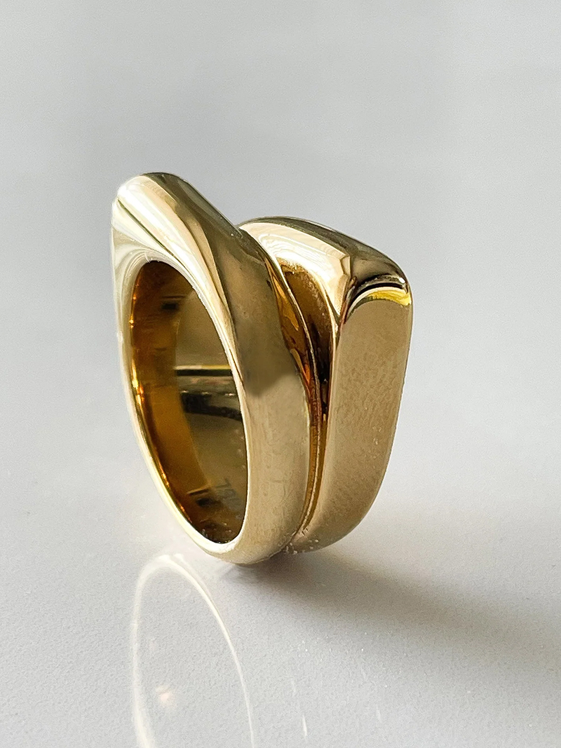 Bague anneau double croisé aux formes géométriques et biseautées très épurées