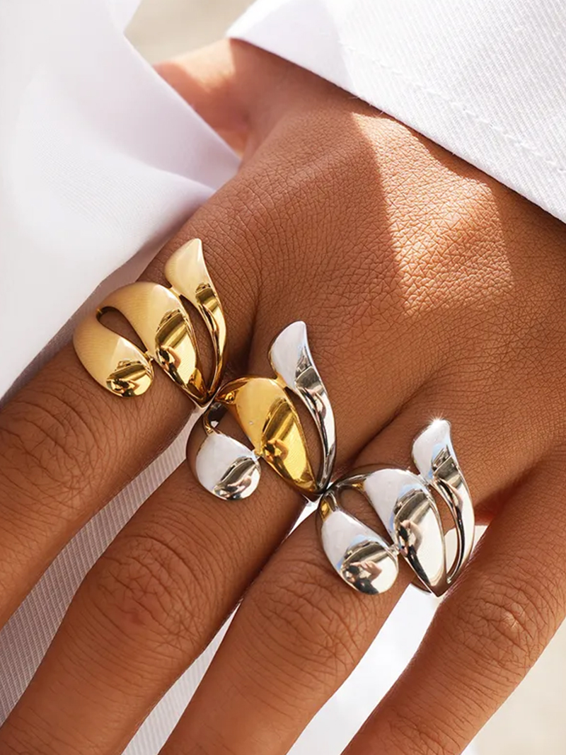 Bague ouverte aux extrémités recourbées en forme de pétales/vagues stylisées