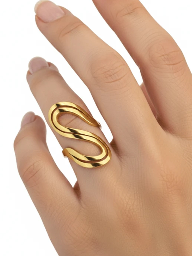 Bague allongée en forme de « S » aux lignes fluides, composée d'un ruban à double fil ajouré
