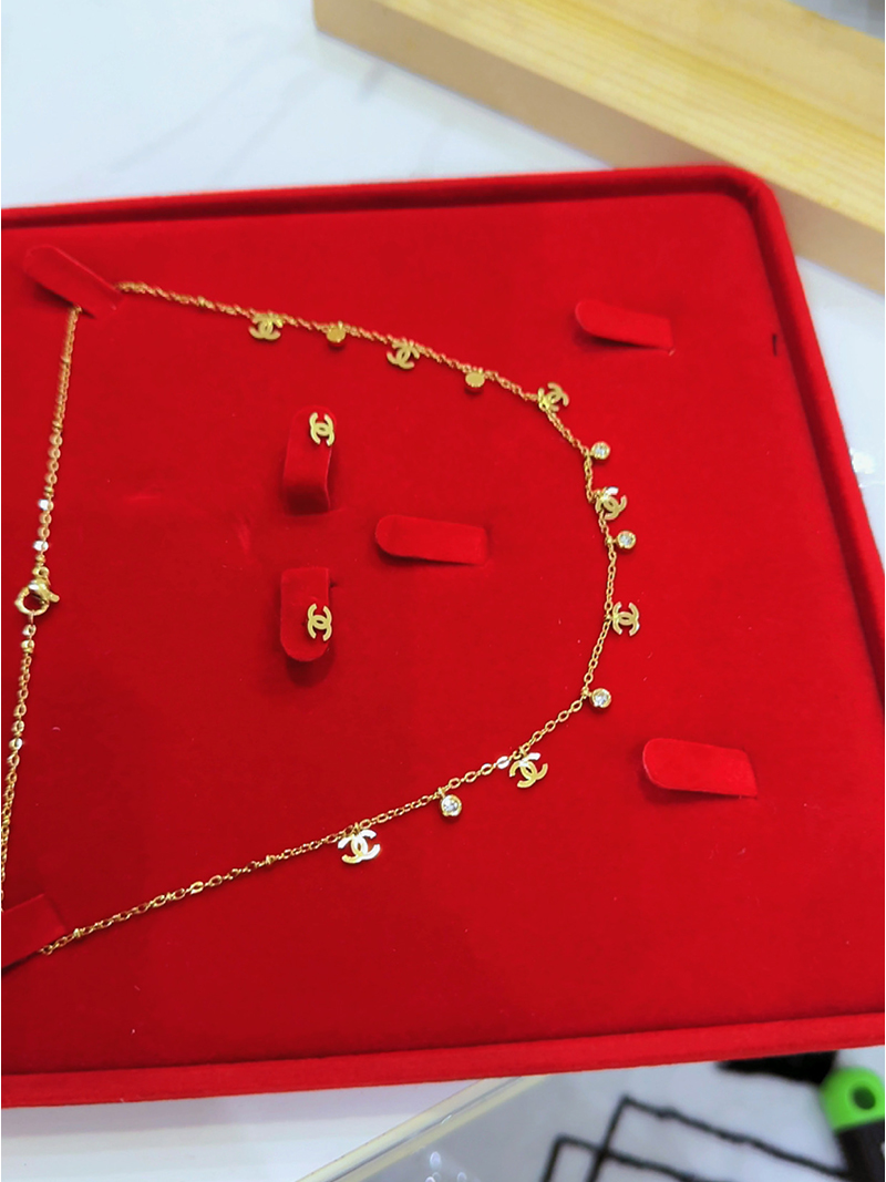 Parure collier fine chaîne dorée pampilles breloques double C et puces d'oreilles assorties