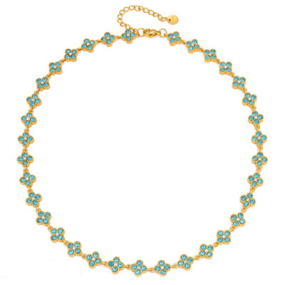 Collier ras-de-cou chaîne dorée constitué d'une succession de trèfles pavés de cristaux bleu turquoise (présentation fond blanc)