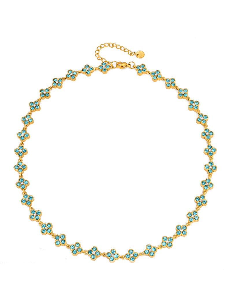 Collier ras-de-cou chaîne dorée constitué d'une succession de trèfles pavés de cristaux bleu turquoise (présentation fond blanc)