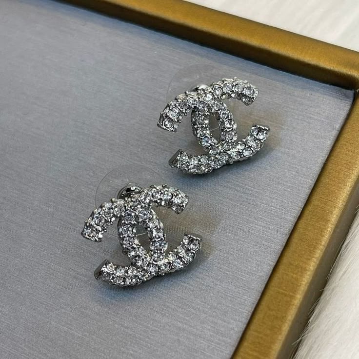 Boucles d'Oreilles Clous Monogramme CC – Pavé de Strass Argentés