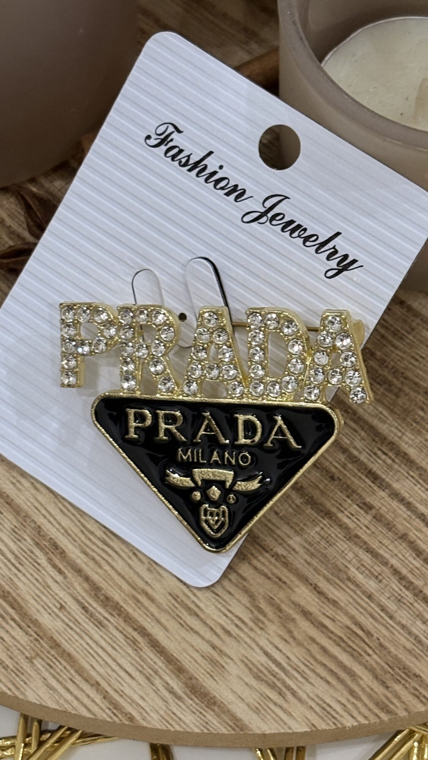 Bijou Prada – Triangle Émaillé Noir & Lettres Serties Strass