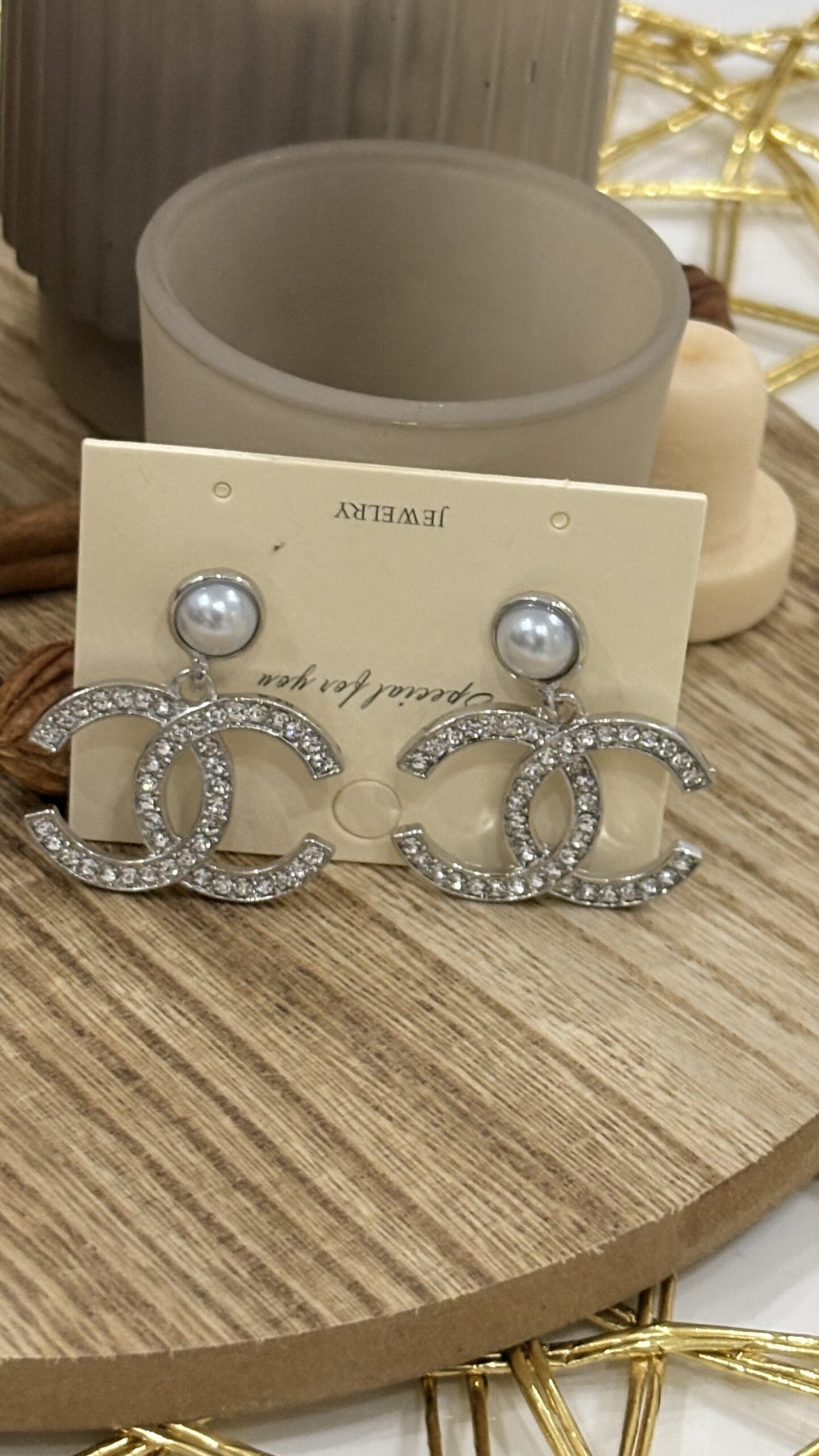 Pendantes Double C – Puce Perle Nacrée & Strass Argentés